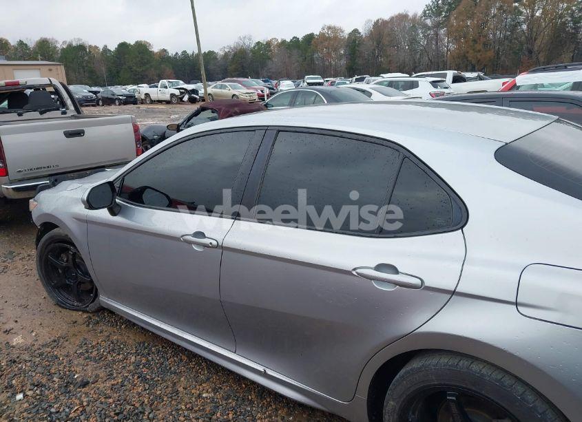 Photo 15 of 2018 Toyota Camry SE (VIN 4T1B11HK8JU566804)