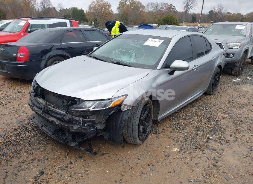 Photo 2 of 2018 Toyota Camry SE (VIN 4T1B11HK8JU566804)