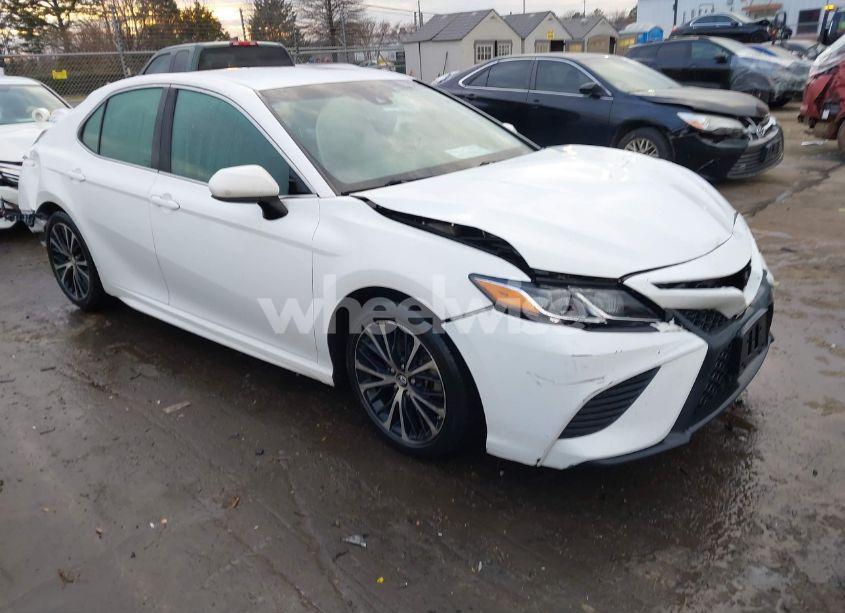 2018 Toyota Camry SE (VIN 4T1B11HK8JU595803) main photo