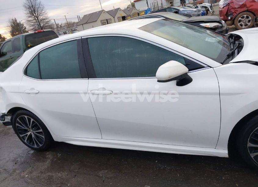 Photo 14 of 2018 Toyota Camry SE (VIN 4T1B11HK8JU595803)