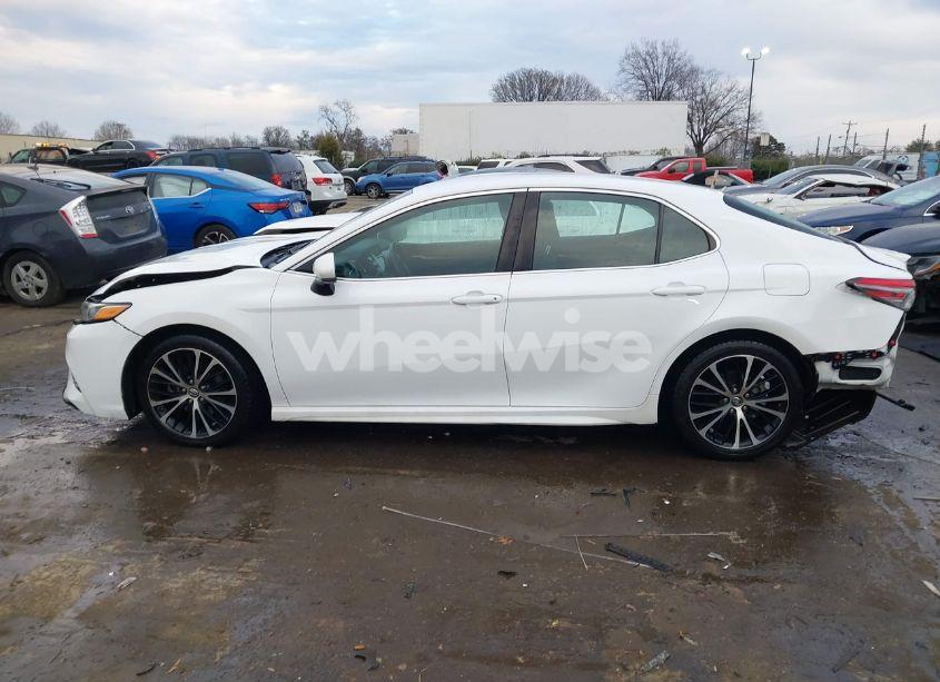 Photo 15 of 2018 Toyota Camry SE (VIN 4T1B11HK8JU595803)