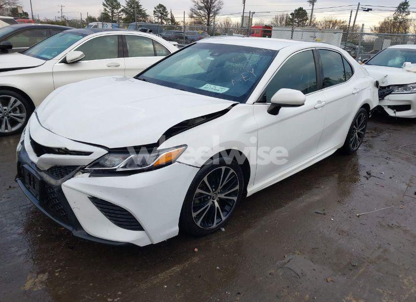 Photo 2 of 2018 Toyota Camry SE (VIN 4T1B11HK8JU595803)