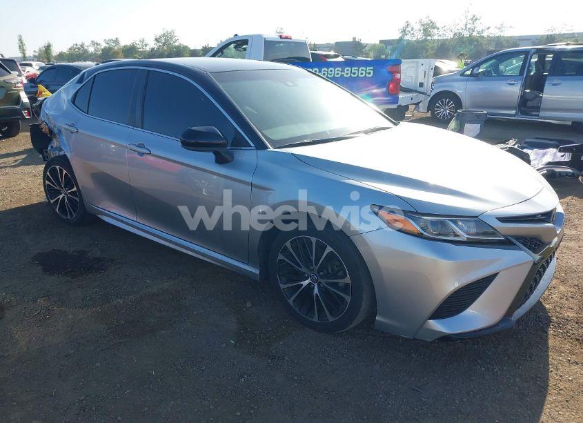 2018 Toyota Camry SE (VIN 4T1B11HK8JU602300) main photo