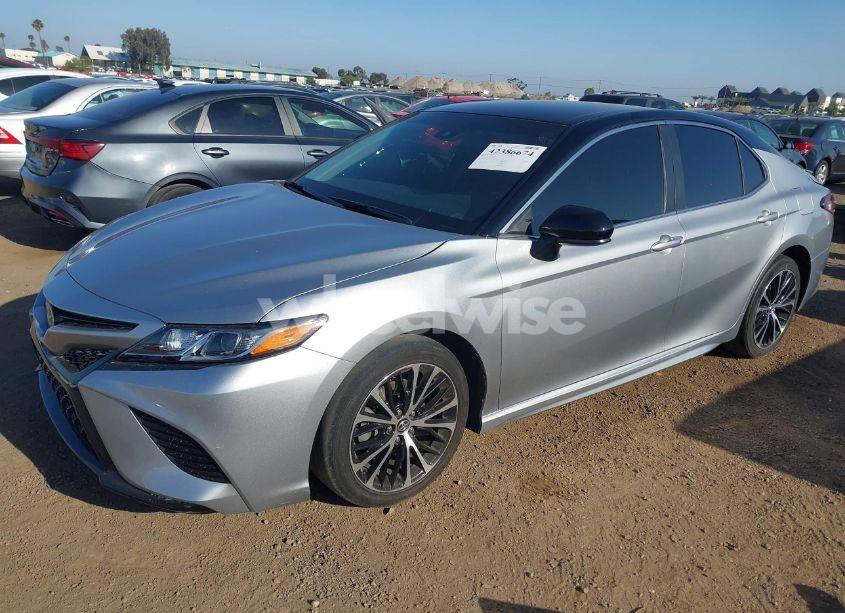 Photo 2 of 2018 Toyota Camry SE (VIN 4T1B11HK8JU602300)