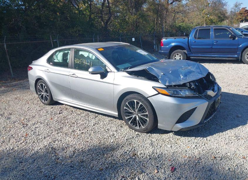 2018 Toyota Camry SE (VIN 4T1B11HK8JU605892) main photo