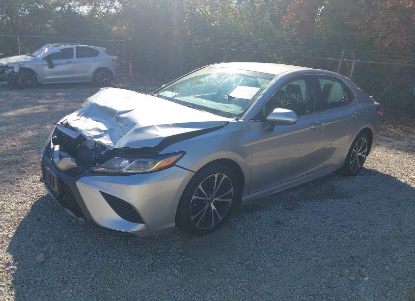 Photo 2 of 2018 Toyota Camry SE (VIN 4T1B11HK8JU605892)