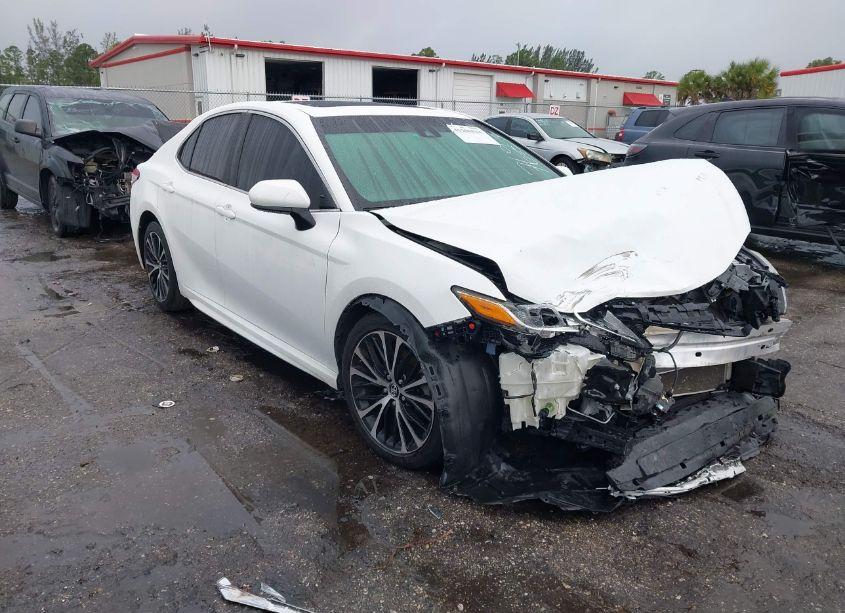 2018 Toyota Camry SE (VIN 4T1B11HK8JU617623) main photo