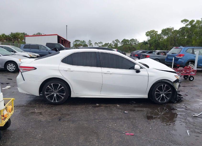 Photo 13 of 2018 Toyota Camry SE (VIN 4T1B11HK8JU617623)