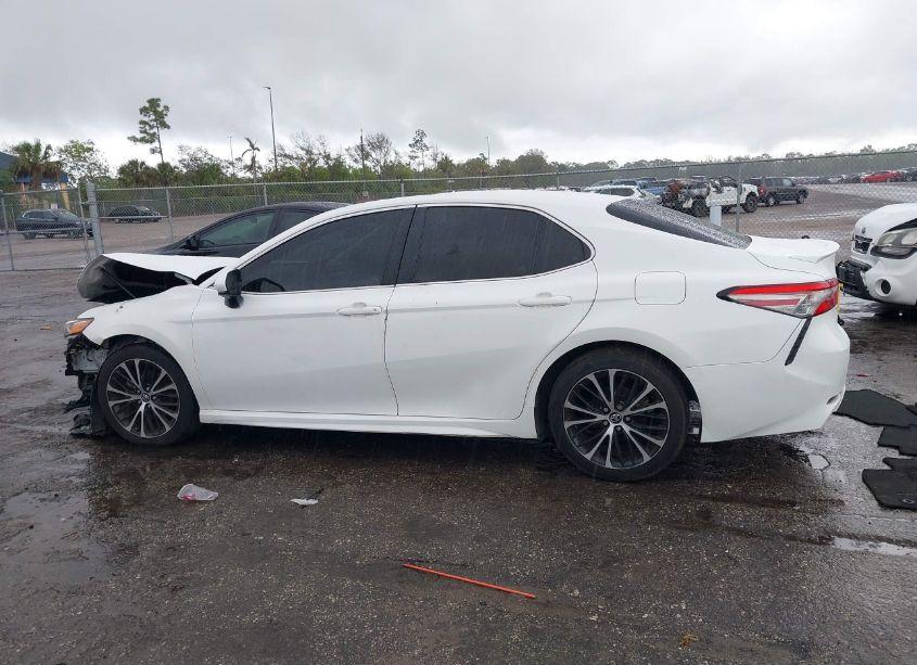 Photo 14 of 2018 Toyota Camry SE (VIN 4T1B11HK8JU617623)
