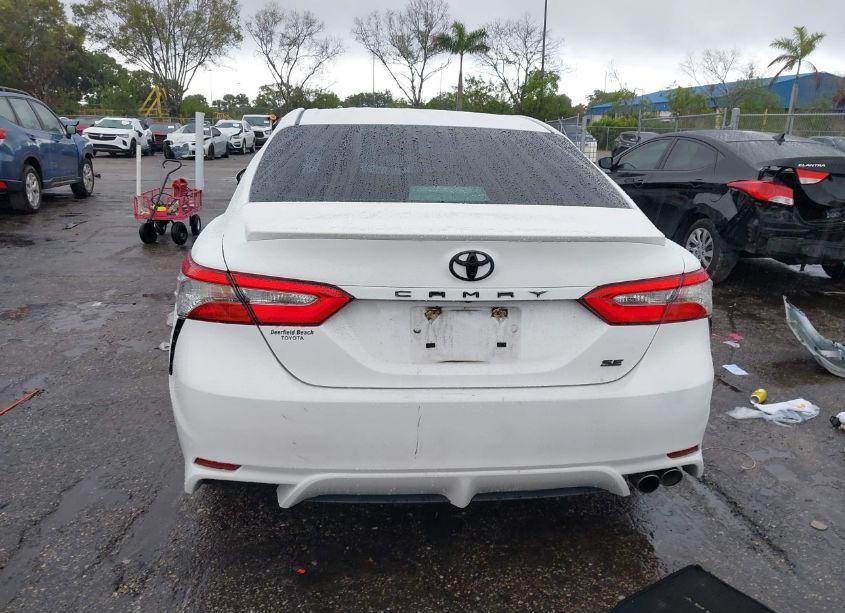 Photo 16 of 2018 Toyota Camry SE (VIN 4T1B11HK8JU617623)
