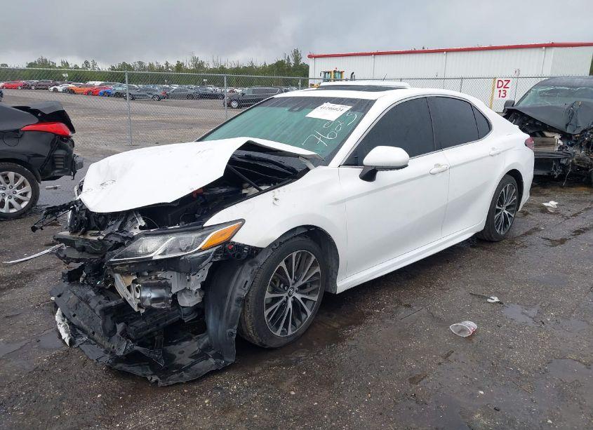 Photo 2 of 2018 Toyota Camry SE (VIN 4T1B11HK8JU617623)