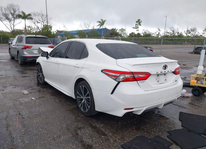 Photo 3 of 2018 Toyota Camry SE (VIN 4T1B11HK8JU617623)