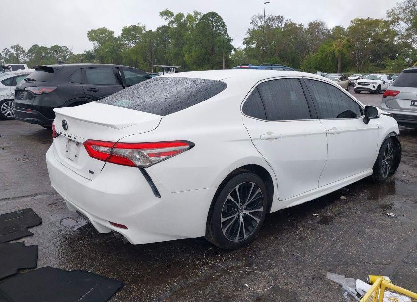 Photo 4 of 2018 Toyota Camry SE (VIN 4T1B11HK8JU617623)