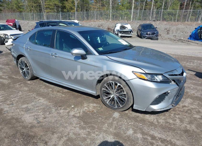 2018 Toyota Camry SE (VIN 4T1B11HK8JU625480) main photo