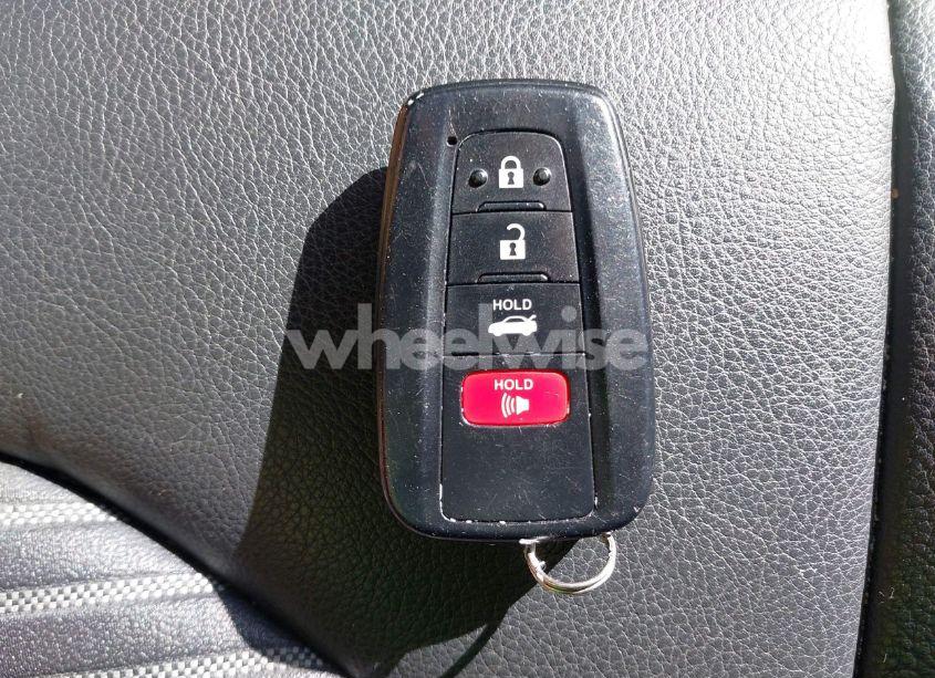 Photo 11 of 2018 Toyota Camry SE (VIN 4T1B11HK8JU625480)