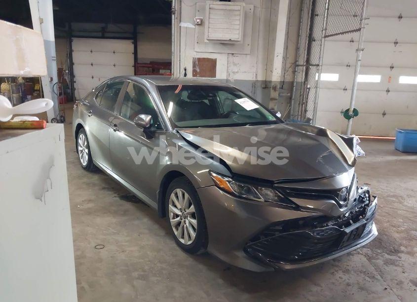 2018 Toyota Camry LE (VIN 4T1B11HK8JU627634) main photo
