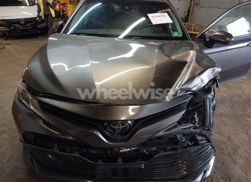 Photo 10 of 2018 Toyota Camry LE (VIN 4T1B11HK8JU627634)