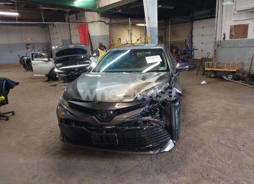 Photo 12 of 2018 Toyota Camry LE (VIN 4T1B11HK8JU627634)