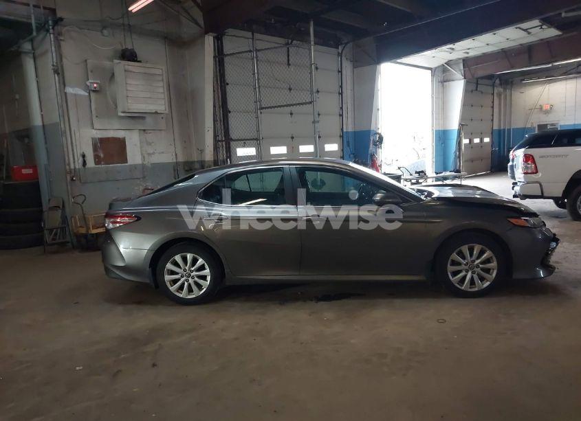Photo 13 of 2018 Toyota Camry LE (VIN 4T1B11HK8JU627634)