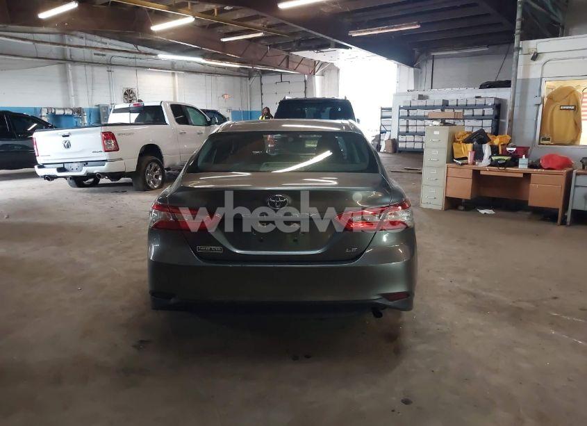 Photo 16 of 2018 Toyota Camry LE (VIN 4T1B11HK8JU627634)