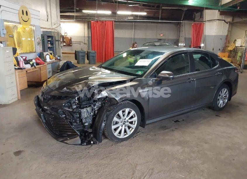 Photo 2 of 2018 Toyota Camry LE (VIN 4T1B11HK8JU627634)