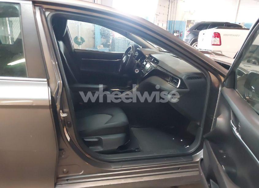 Photo 5 of 2018 Toyota Camry LE (VIN 4T1B11HK8JU627634)