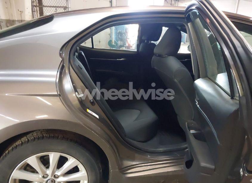 Photo 8 of 2018 Toyota Camry LE (VIN 4T1B11HK8JU627634)