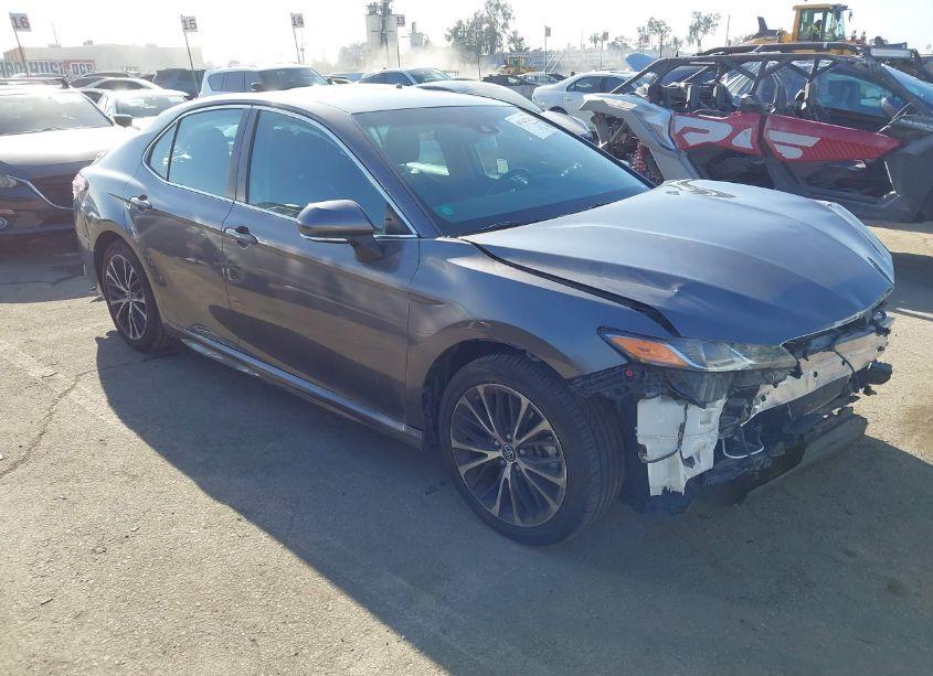 2018 Toyota Camry SE (VIN 4T1B11HK8JU645146) main photo