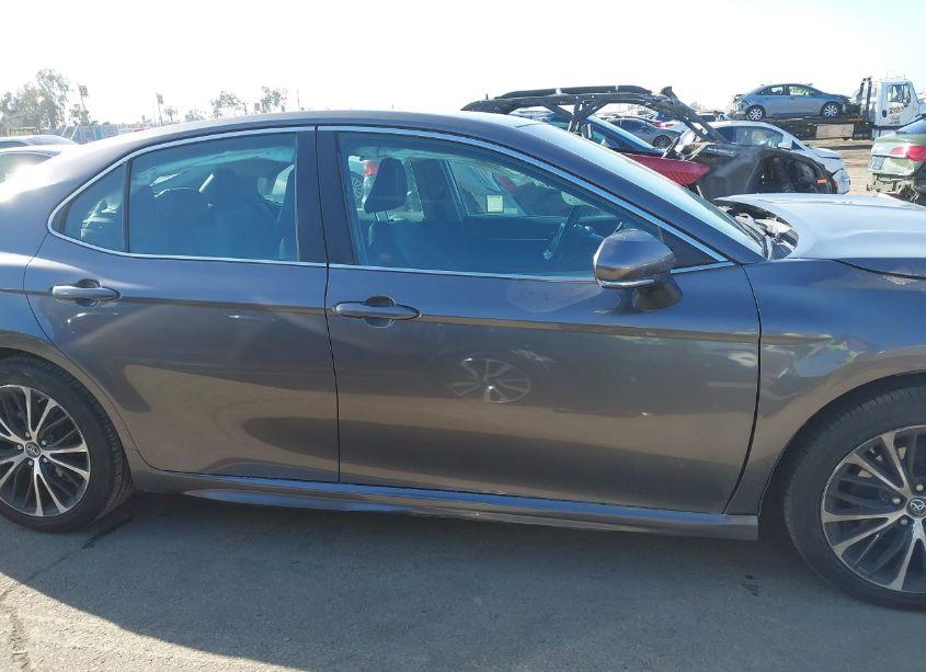 Photo 13 of 2018 Toyota Camry SE (VIN 4T1B11HK8JU645146)