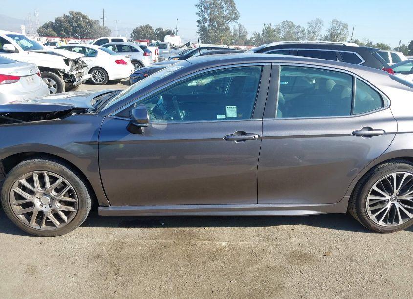 Photo 14 of 2018 Toyota Camry SE (VIN 4T1B11HK8JU645146)