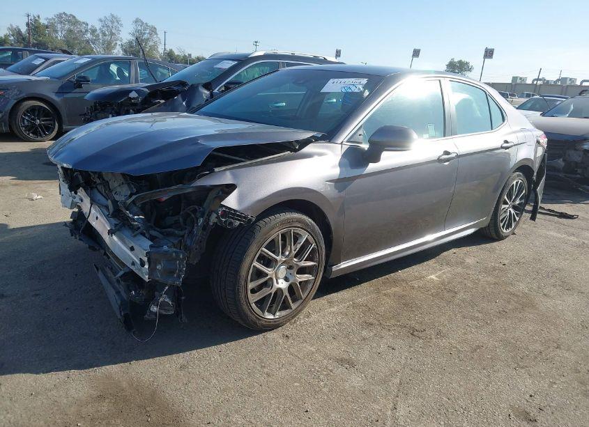 Photo 2 of 2018 Toyota Camry SE (VIN 4T1B11HK8JU645146)