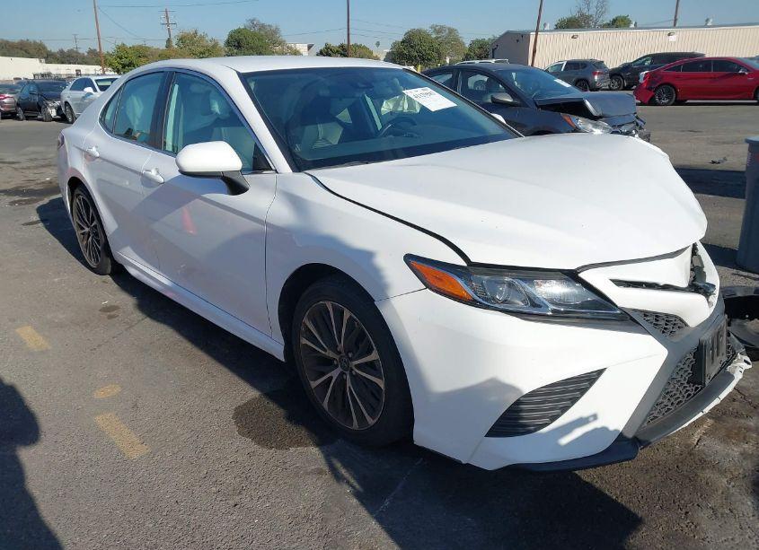 2019 Toyota Camry SE (VIN 4T1B11HK8KU180109) main photo