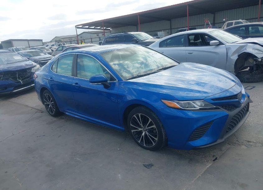 2019 Toyota Camry SE (VIN 4T1B11HK8KU187075) main photo