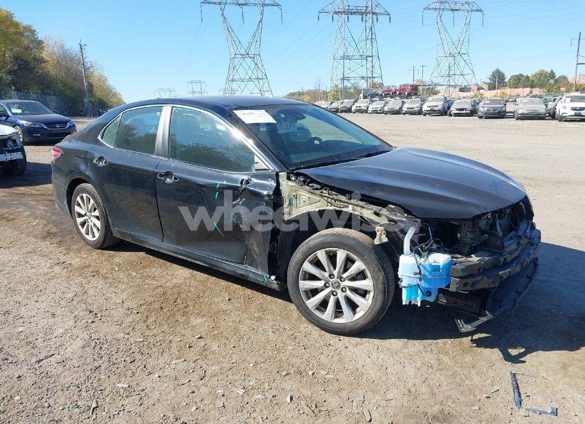 2019 Toyota Camry LE (VIN 4T1B11HK8KU191370) main photo