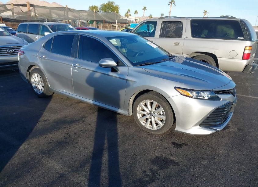 2019 Toyota Camry LE (VIN 4T1B11HK8KU219653) main photo