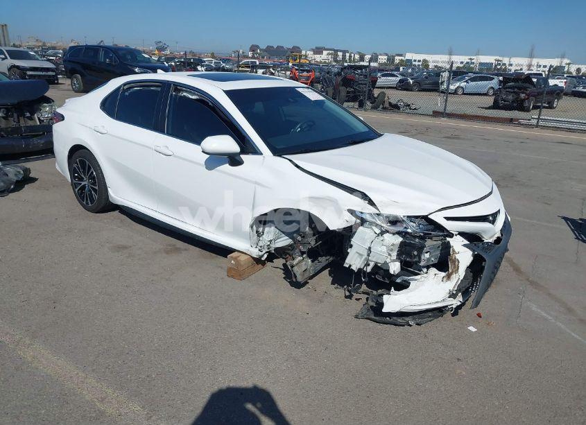 2019 Toyota Camry SE (VIN 4T1B11HK8KU220964) main photo