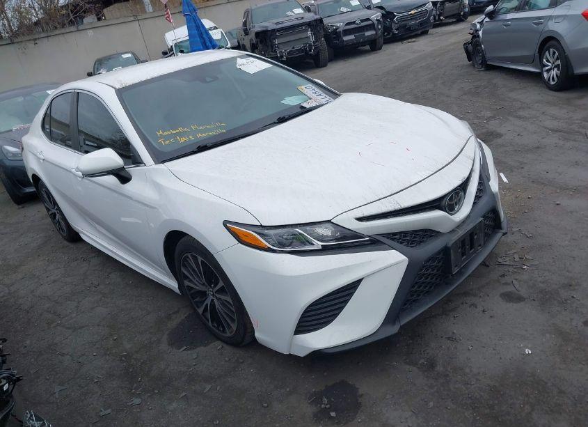 2019 Toyota Camry SE (VIN 4T1B11HK8KU223900) main photo