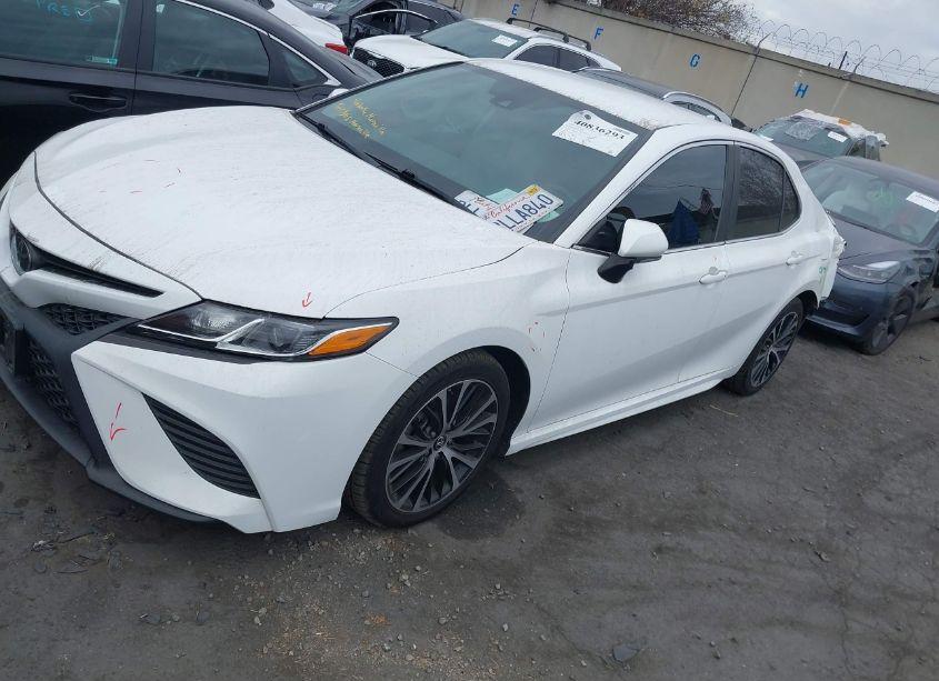 Photo 2 of 2019 Toyota Camry SE (VIN 4T1B11HK8KU223900)