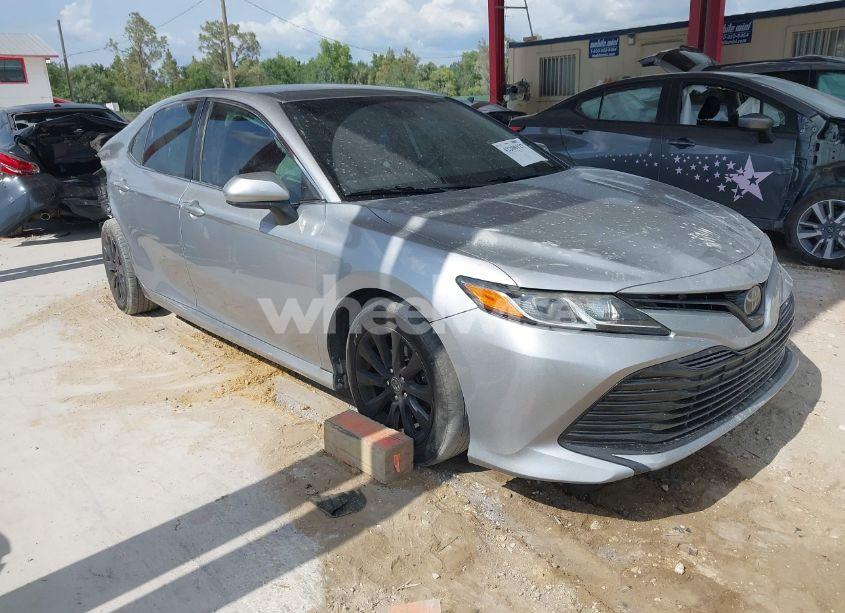 2019 Toyota Camry LE (VIN 4T1B11HK8KU228482) main photo