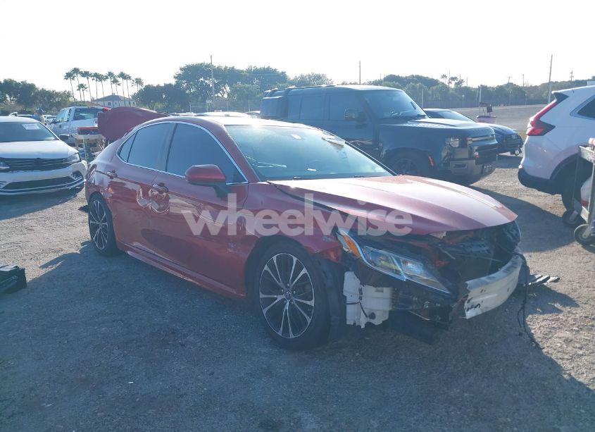 2019 Toyota Camry SE (VIN 4T1B11HK8KU231852) main photo