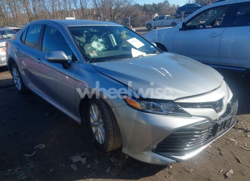 2019 Toyota Camry LE (VIN 4T1B11HK8KU242964) main photo