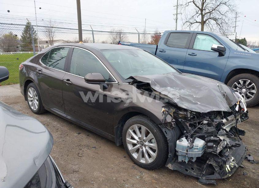 2019 Toyota Camry LE (VIN 4T1B11HK8KU247310) main photo