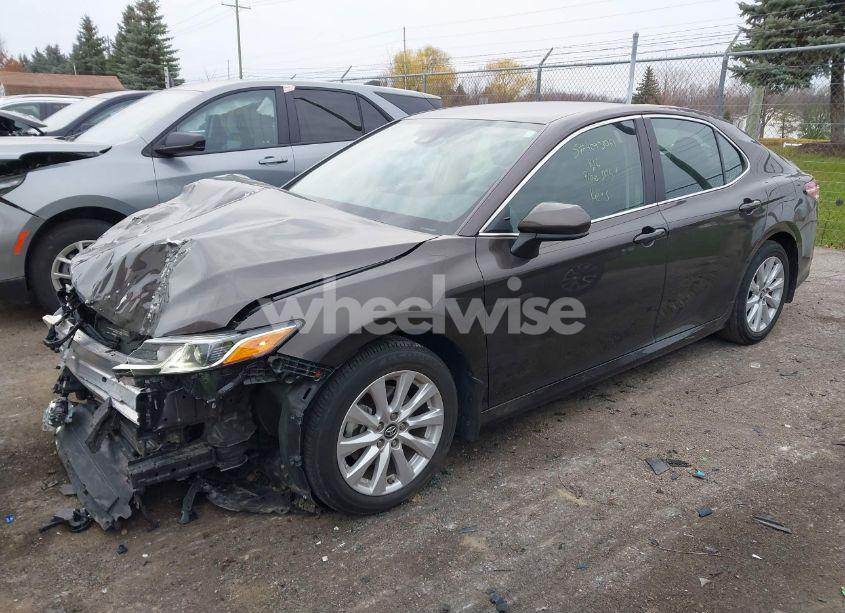 Photo 2 of 2019 Toyota Camry LE (VIN 4T1B11HK8KU247310)