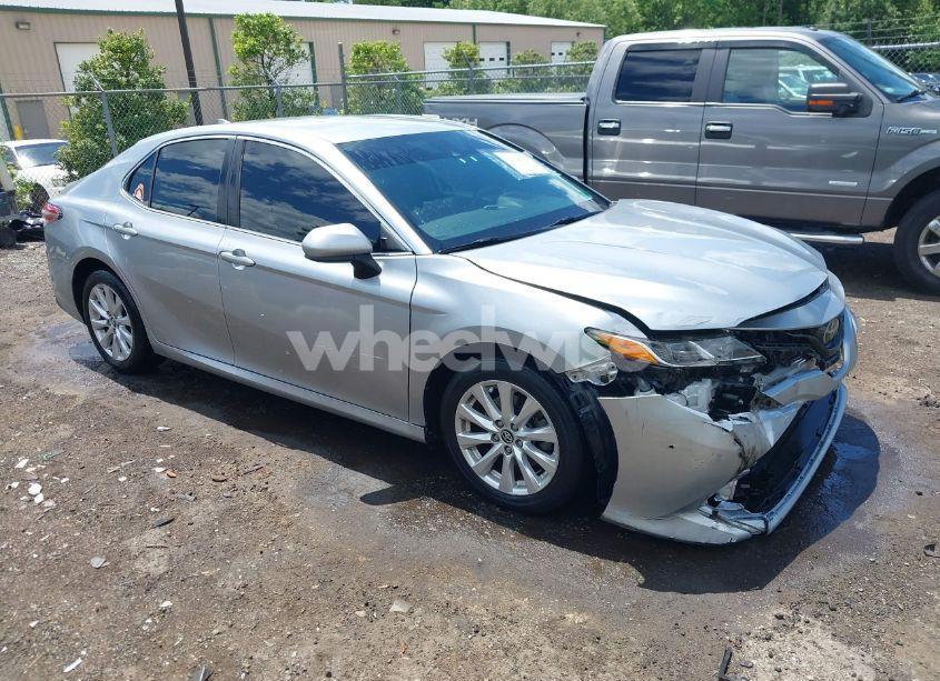 2019 Toyota Camry LE (VIN 4T1B11HK8KU269257) main photo
