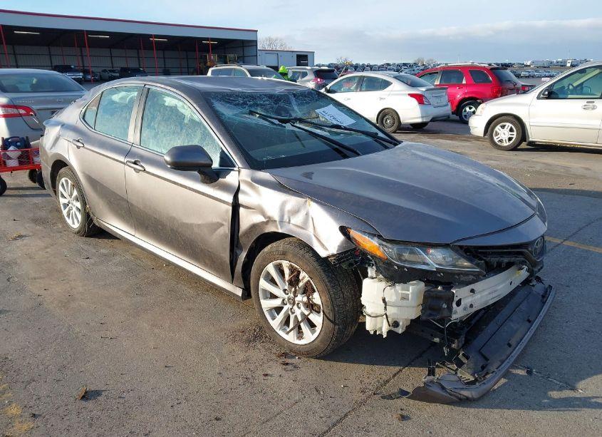 2019 Toyota Camry LE (VIN 4T1B11HK8KU688533) main photo