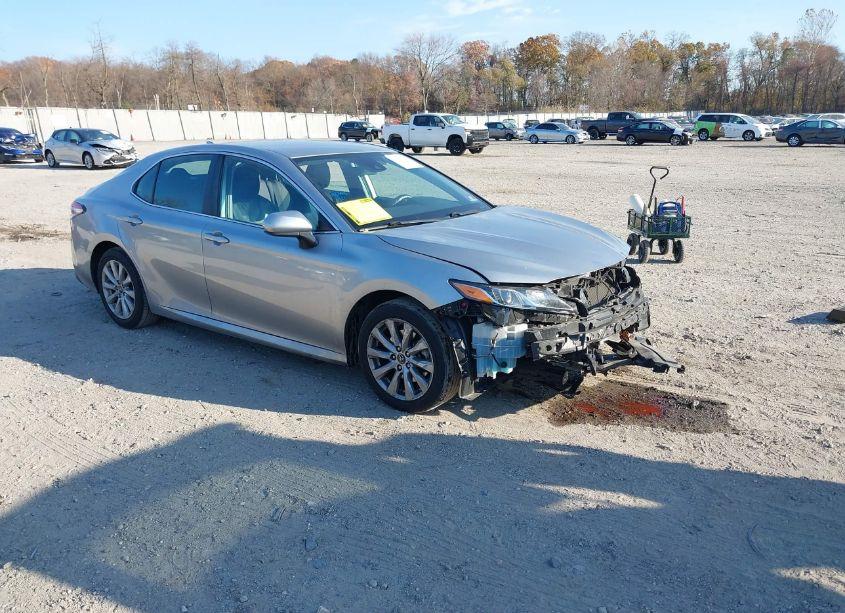 2019 Toyota Camry LE (VIN 4T1B11HK8KU693893) main photo