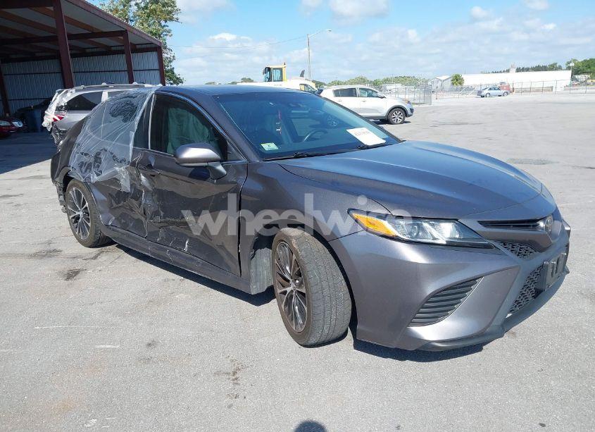 2019 Toyota Camry SE (VIN 4T1B11HK8KU695076) main photo