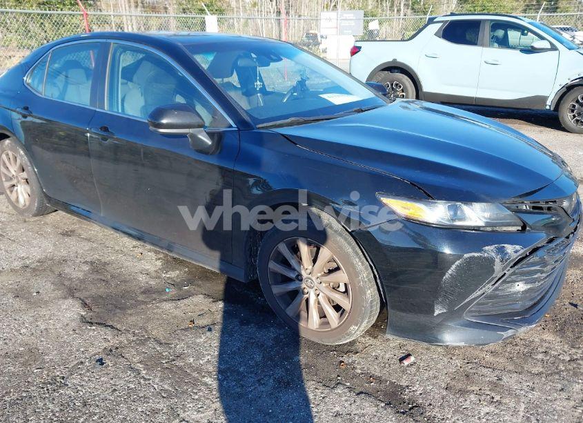 2019 Toyota Camry LE (VIN 4T1B11HK8KU703709) main photo