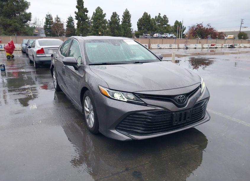 2019 Toyota Camry LE (VIN 4T1B11HK8KU759701) main photo