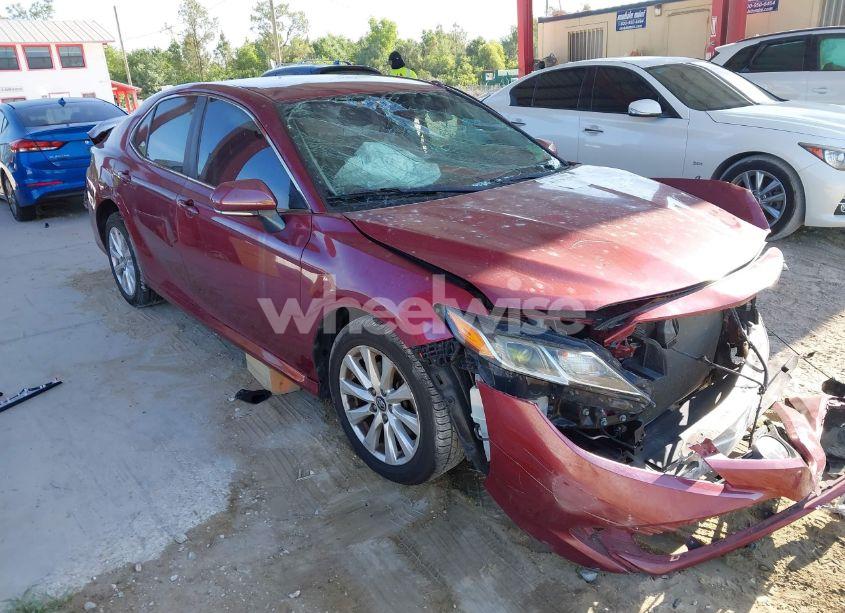 2019 Toyota Camry LE (VIN 4T1B11HK8KU804619) main photo